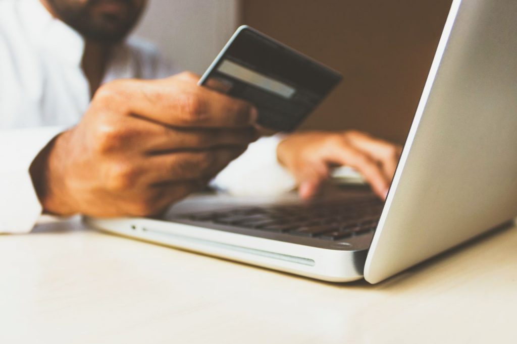 O que é um cartão de crédito online?