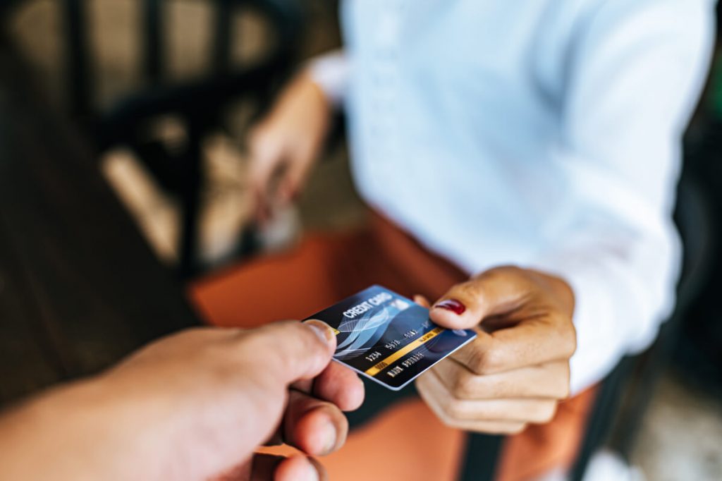 mulher a pagar cartão para evitar prescrição de dívidas de cartão de crédito